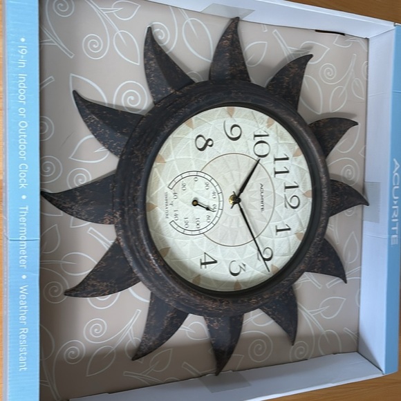 AcuRite | Indoor/Outdoor Sun Clock with Thermometer 19-inch - Picture 3 of 9